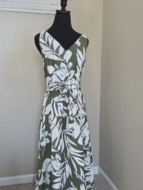 Ann Taylor | Olive and White Leaf-Print Sleeveless Maxi Dress, Size 4